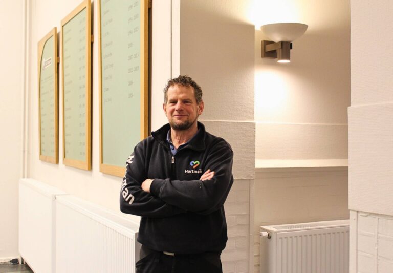 Installatietechniek monteur Arnold met gereedschap en bus