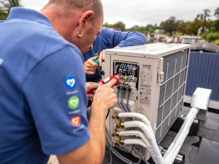 Installatiemonteur van Hartman Installatie aan het werk bij een project in Urk.